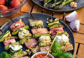 Veggie-Spieße mit Rhabarber, grünem Spargel, Feta & Erdbeer Salsa | © SONNENTOR